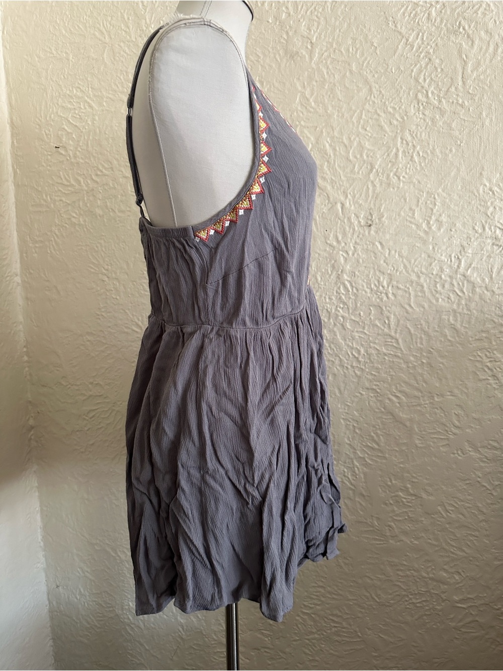 Torrid Light Gray Crinkle Gauze Coral Yellow White Embroidered Tank Top 0X - Picture 6 of 9